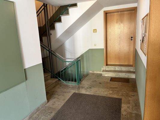 Hauseingangsbereich mit Treppenhaus