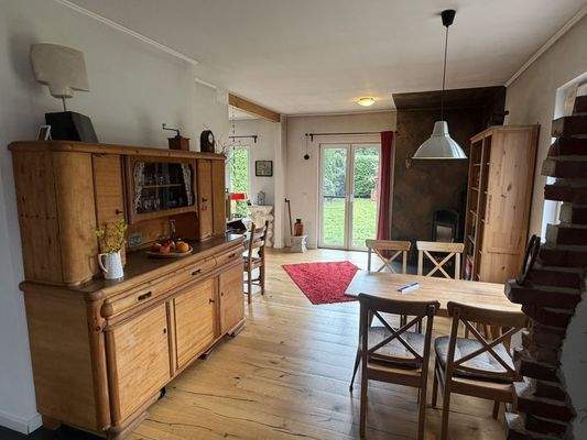 Esszimmer mit Blick ins Grüne