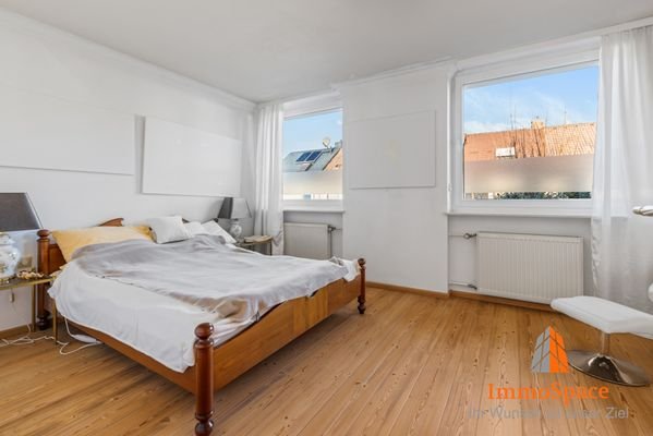 Blick ins Schlafzimmer im Obergeschoss