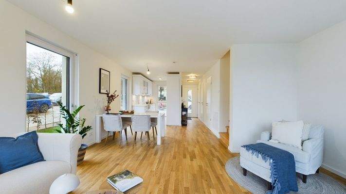 Helles Wohnzimmer mit Küche