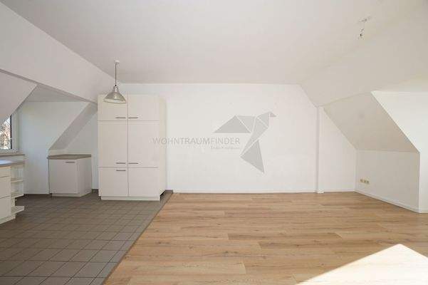 Wohnzimmer mit offener Küche und EBK