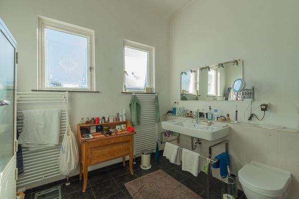 Badezimmer mit Fenster