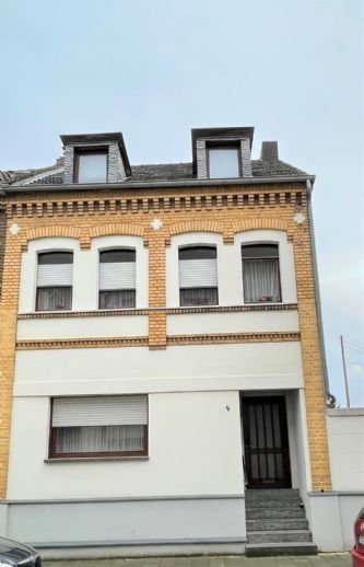 Einfamilienhaus mit gemütlichem Innenhof, Nebengebäude und großem Garten