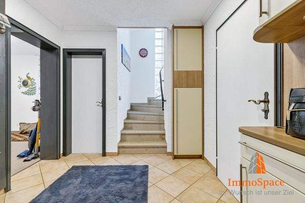 Blick in den Flur und zum Treppenaufgang