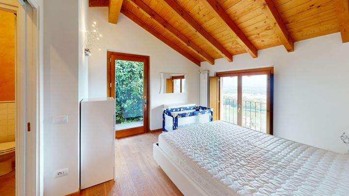 MT-001-267-Villa-singola-vista-lago-Bedroom 1.jpg