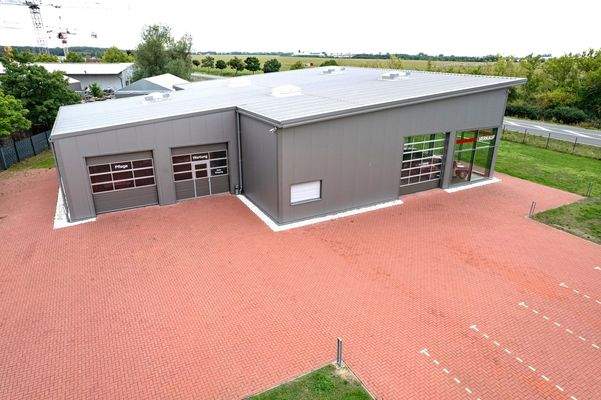 Ausstellungshalle Seitenansicht von Ost CSM kompri