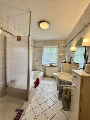 Wannenbad mit Dusche im Erdgeschoss