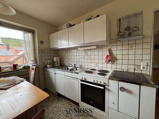 ländliche Küche mit Feuerofenherd