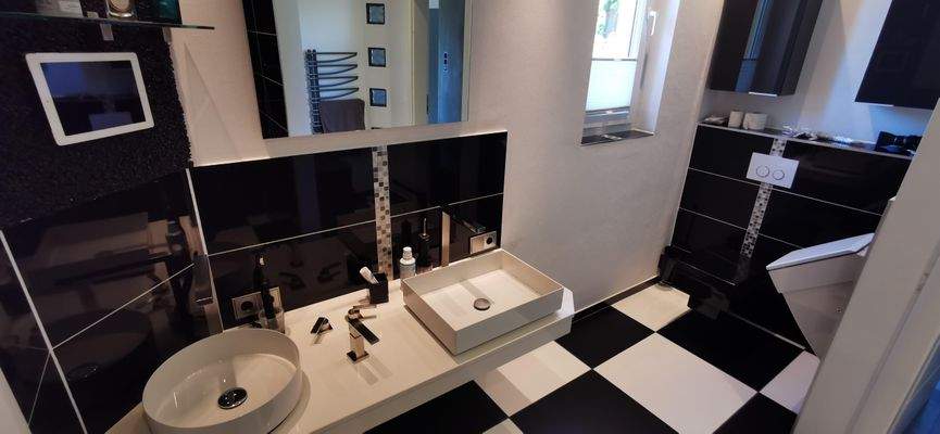 Bad mit Urinal......