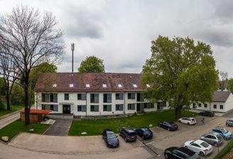 Gewerbegebäude mit Parkplätzen