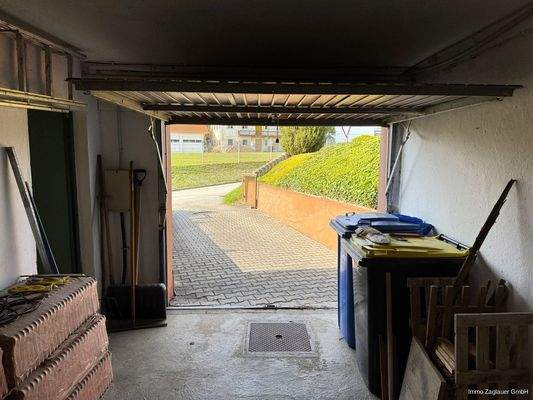 Praktische Garage mit zusätzlichem Stauraum und direktem Zugang zum Haus