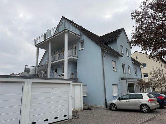 Blaues Wohnhaus mit Garage