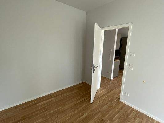 Helles Zimmer mit Holzboden