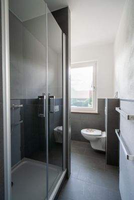 Bad mit Dusche (2024 renoviert)