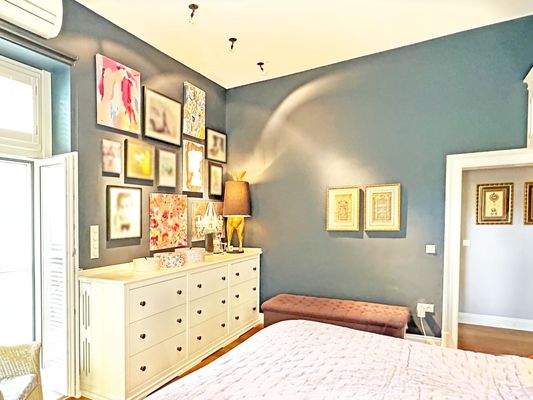 Schlafzimmer mit Ankleide und Zugang zur Terrasse