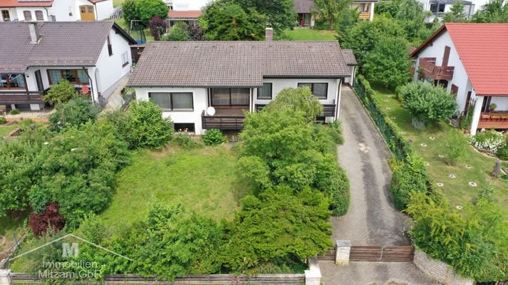 Garten mit Zufahrt Garage