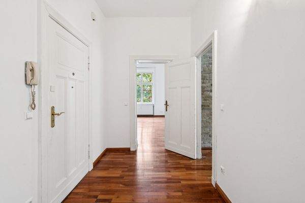 Eingangsbereich, Blick ins Schlafzimmer