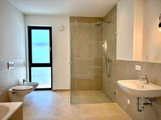 Masterbad mit Wanne, XL-Dusche & Bidet