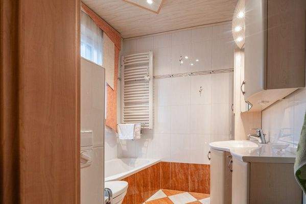 mit unter anderem einem voll ausgestatteten Badezimmer