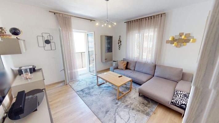 Meran-Merano-Dreizimmerwohnung-trilocale-Balkon-balcone-Keller-cantina-zentral-saniert-ristrutturato-Bonus 110-Böden-pavimenti-Fenster-finestre