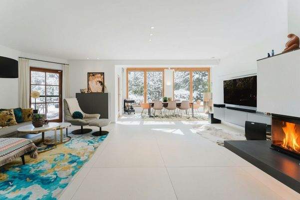 Lichtdurchfluteter Wohnbereich mit klassischem Kamin