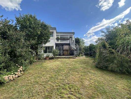 Rückansicht vom Garten aufs Haus 