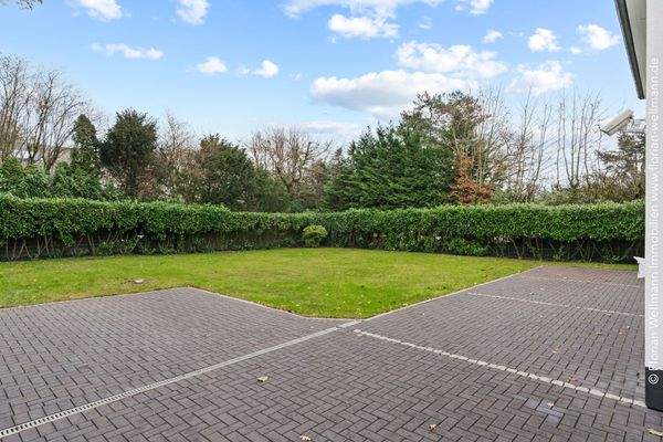 Terrasse und Garten hinter dem Haus.