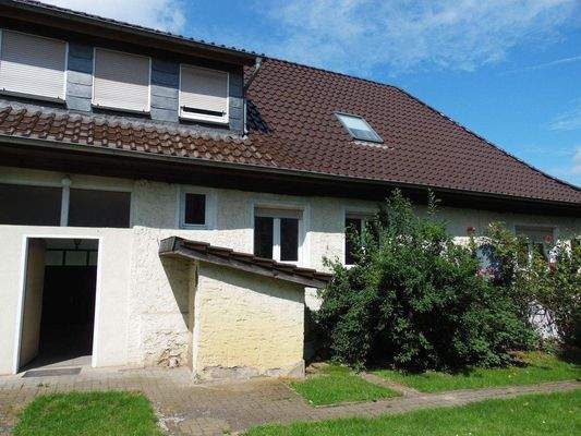 Wohnhaus rechts mit Kellerzugang