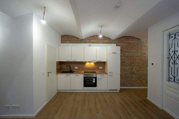 Küche mit neuen Einbaugeräten, Abstellraum links