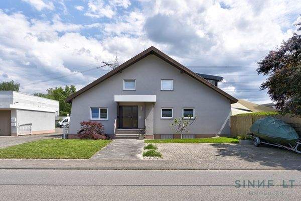 Wohnhaus mit Parkplätzen