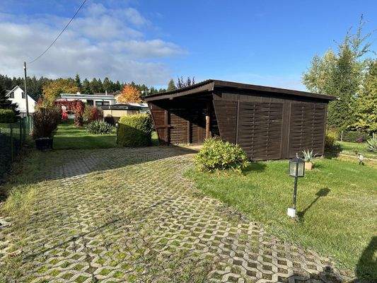Carport im Grundstück