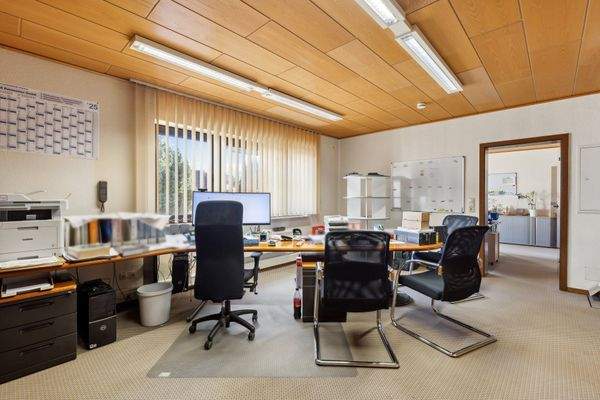 Büro der Geschäftsleitung mit Besprechungstisch