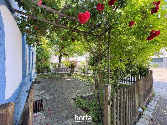 Rechts - Rosenterrasse