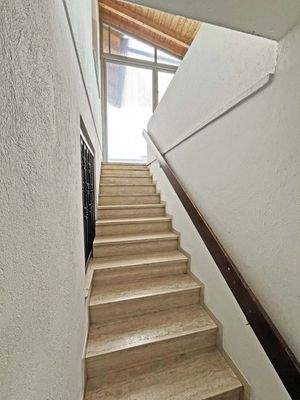 Überdachte Kelleraußentreppe