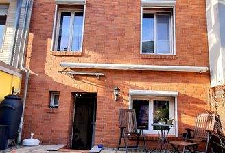 Gebäude Rückseite mit Sonnenterrasse.