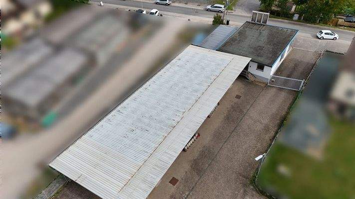 Überdachung und Ausstellungsgebäude