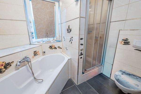 Doppelhaus 4 hinten - Badezimmer OG