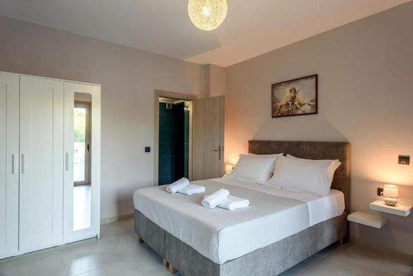 Kreta, Stalos: 2 unabhängige Wohnungen in Strandnähe zu verkaufen