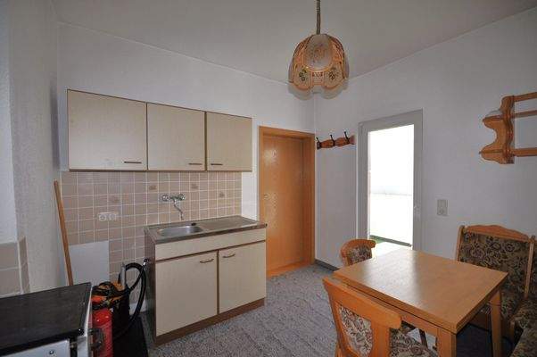 19 Küche mit Zugang zum Balkon.JPG