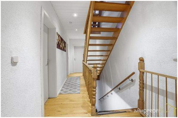 11. Diele EG zum DG.jpg