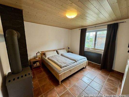 Zimmer mit Kamin im EG