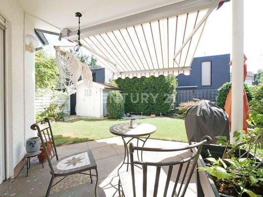 Terrasse mit Blick in den Garten in Südwestausrichtung