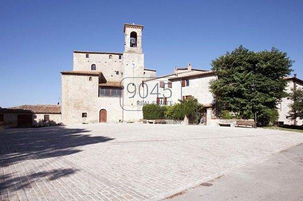 Historisches 4-Sterne-Schlosshotel mit 16 Apartments und 65 Betten - Umbrien