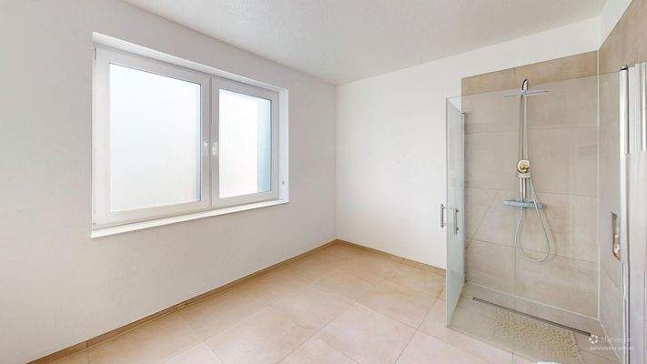 Hauptbad im Obergeschoss mit ebenerdiger Dusche