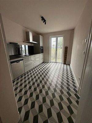 modernisierte Küche mit Terrassenzugang 