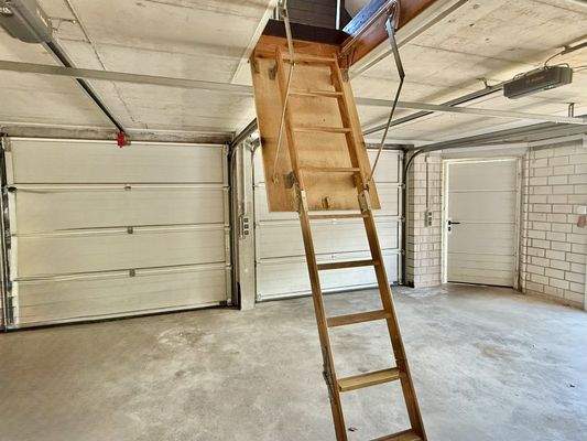 Zugang zum Spitzboden in der Garage