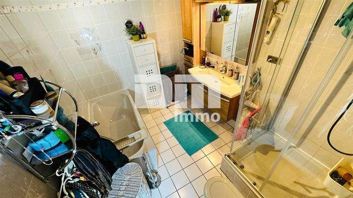 Wohneinheit Badezimmer Wanne / Dusche OG