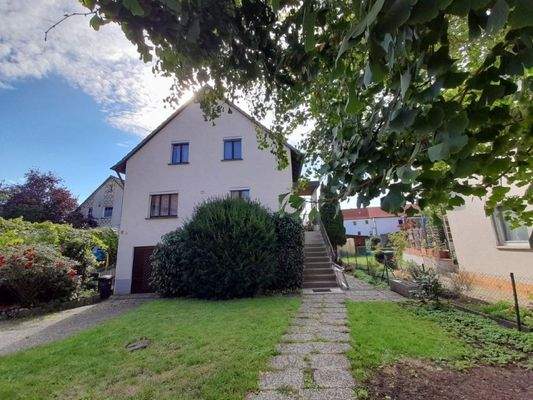 gepflegter Vorgarten