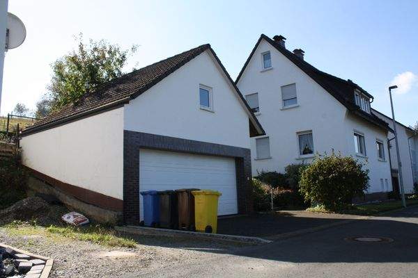 Ansicht mit Doppelgarage