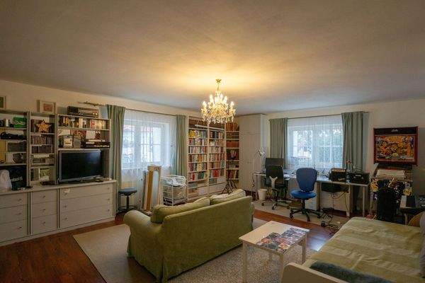 großes Zimmer mit Fenstern Richtung Nordwest und Nordost